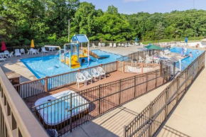 Branson Condo at Stonebridge Golf Resort with Pool and Wi-Fi near Silver Dollar City